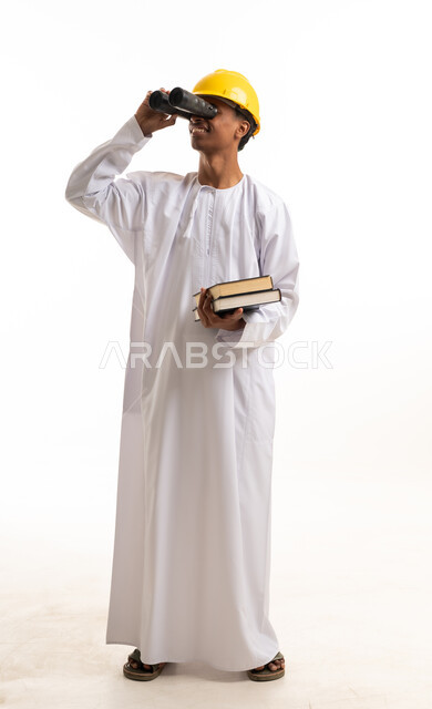 مهندس عماني يحمل منظار وكتب على خلفية بيضاء