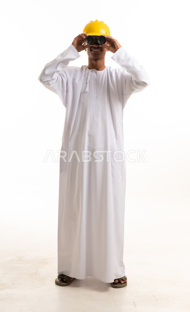 مهندس عماني يحمل منظار على خلفية بيضاء