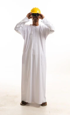 مهندس عماني يحمل منظار على خلفية بيضاء