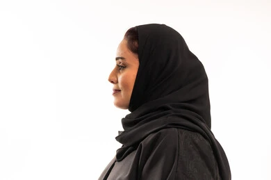 امرأة سعودية بالعباءة السوداء والحجاب التقليدي