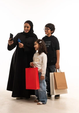Saudi Family Online Shopping with Credit Card