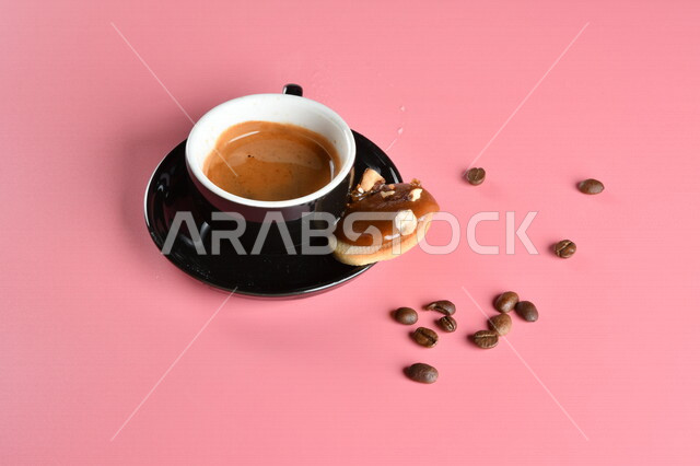 صورة مقربة لفنجان القهوة برغوة مع قطعة حلوى لذيذة وحبوب البن ، مشروب الكابتشينو الساخن ، قهوة اسبريسو ، مشروبات ساخنة لذيذة ، فنجان القهوة الساخن ، خلفية ملونة