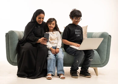 أم سعودية وأطفالها يستخدمون المحمول والهاتف الذكي في استوديو