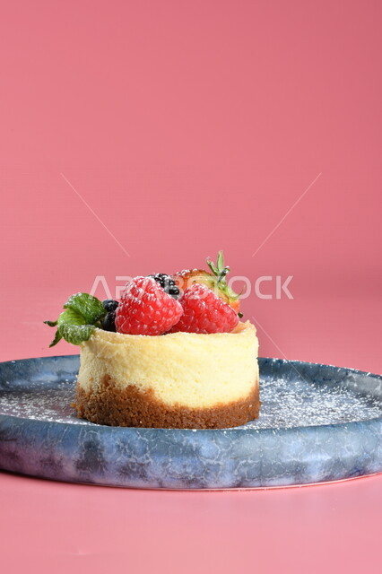 صورة مقربة لطبق من حلا الكيك المزينة بقطع الفراولة والتوت البري ، حلا شرقي ، حلويات رمضانية ، حلويات وسكريات ، قطع الحلوى الشهية ، التحلاية ، حلويات باردة لذيذة