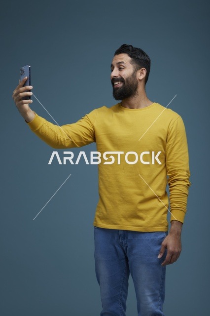 شاب سعودي يلتقط سيلفي بملابس كاجوال