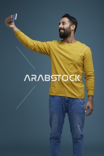 شاب سعودي يلتقط سيلفي بملابس كاجوال