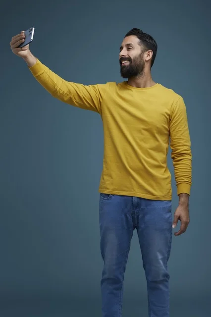 شاب سعودي يلتقط سيلفي بملابس كاجوال