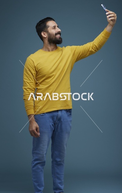 شاب سعودي يلتقط سيلفي بملابس كاجوال