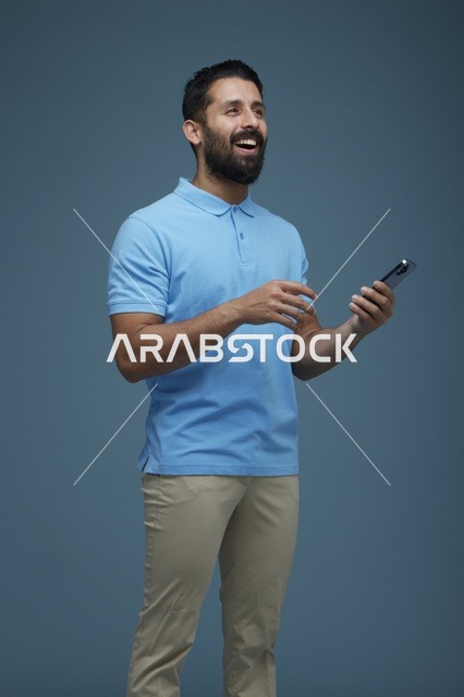 شاب سعودي يتفاعل مع الهاتف الذكي في استوديو