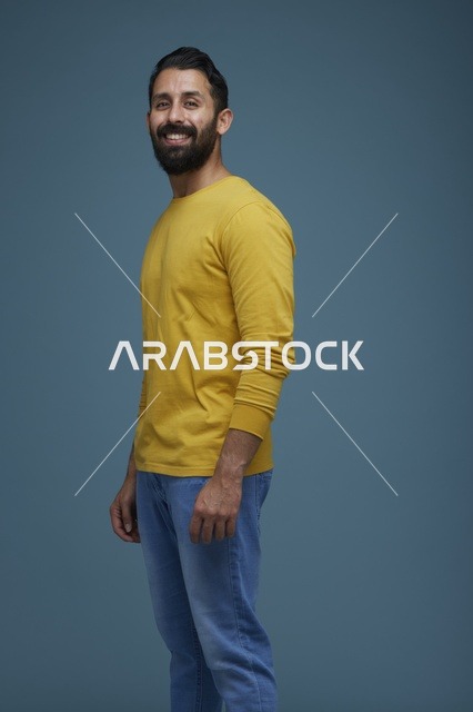 شاب سعودي بملابس كاجوال في استوديو تصوير