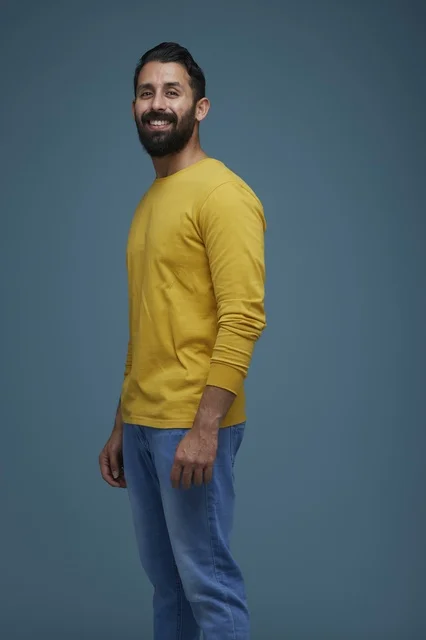 شاب سعودي بملابس كاجوال في استوديو تصوير