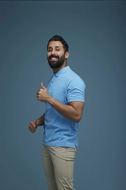 شاب سعودي بملابس كاجوال يقوم بإيماءة الإبهام للأعلى