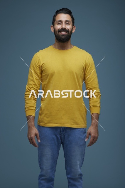 شاب سعودي بملابس كاجوال وخلفية زرقاء