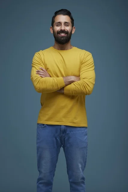 Saudi Man in Casual Clothing Smiling in Studio