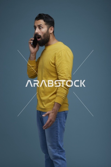 شاب سعودي مندهش يتحدث عبر الهاتف في الاستوديو