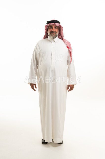 رجل سعودي بالثوب الأبيض والشماغ الأحمر التقليدي