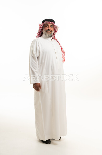 رجل سعودي بالزي التقليدي أمام خلفية بيضاء