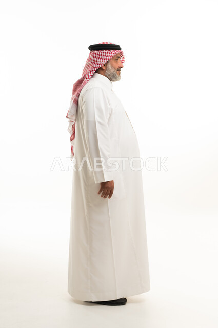 رجل سعودي بزي تقليدي بوضعية جانبية خلفية بيضاء