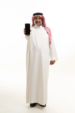 رجل سعودي يمسك هاتف ذكي بخلفية بيضاء