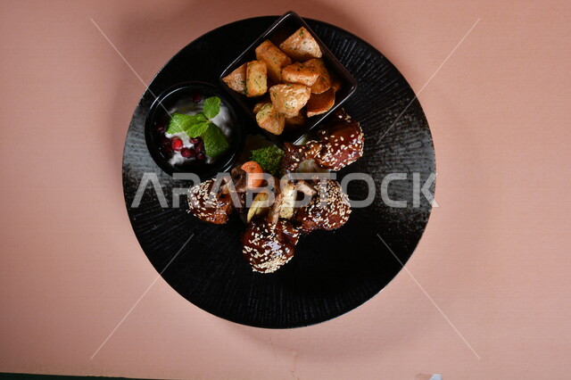 طبق من قطع الدجاج المقلي المقرمشة بالصوص والعسل ومكعبات البطاطا المقلية والسلطة الشهية ، وجبات عربية ، وصفات وأطباق طعام لذيذة ، وجبات الطعام الشهية ، مطاعم عربية خليجية 