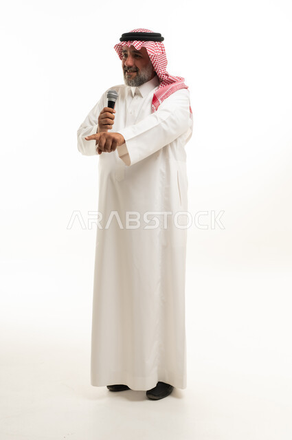 رجل سعودي يتحدث في الميكروفون على خلفية بيضاء