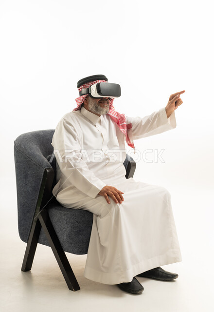 رجل سعودي مسن يستخدم نظارة الواقع الافتراضي