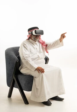 رجل سعودي مسن يستخدم نظارة الواقع الافتراضي