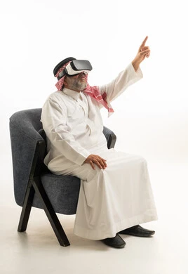 رجل سعودي مسن يستخدم نظارة الواقع الافتراضي