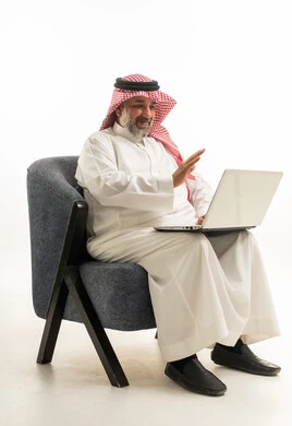رجل سعودي يستخدم الحاسوب المحمول في مكالمة فيديو