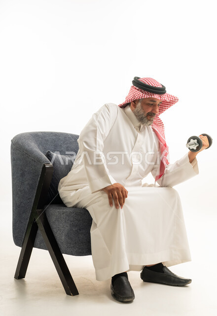 رجل سعودي مسن يمارس رياضة رفع الأثقال
