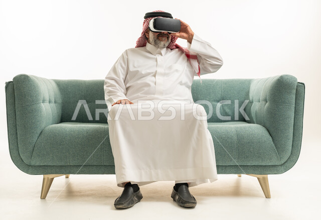 رجل سعودي يرتدي نظارة واقع افتراضي في استوديو