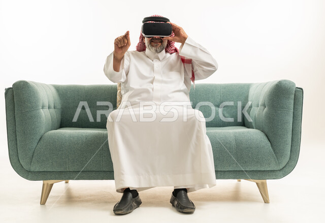 رجل سعودي مسن يستخدم نظارات الواقع الافتراضي