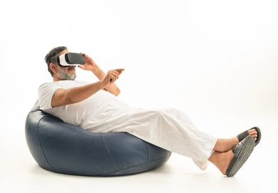 Saudi Man in White Thobe Using VR Headset in Studio