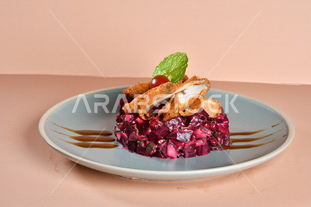 طبق سلطة الملفوف البنفسجي اللذيذ ، مزين بالدجاج المقلي المقرمش ( ناجيتس ) مصورة على خلفية ملونة ، ستيك داجاج ، مقبلات باردة ، اطباق عربية ، ماكولات شرقية ، مقبلات رمضانية ، طبق صحي ومفيد
