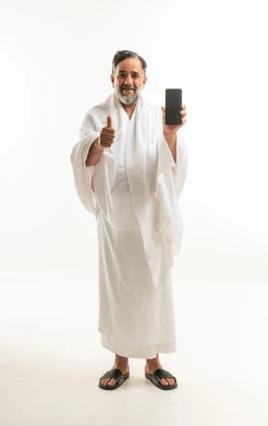 رجل بملابس الإحرام يحمل هاتف ذكي بعلامة الإعجاب