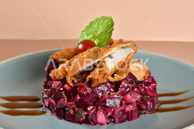 طبق سلطة الملفوف البنفسجي اللذيذ ، مزين بالدجاج المقلي المقرمش ( ناجيتس ) مصورة على خلفية ملونة ، ستيك داجاج ، مقبلات باردة ، اطباق عربية ، ماكولات شرقية ، مقبلات رمضانية ، طبق صحي ومفيد