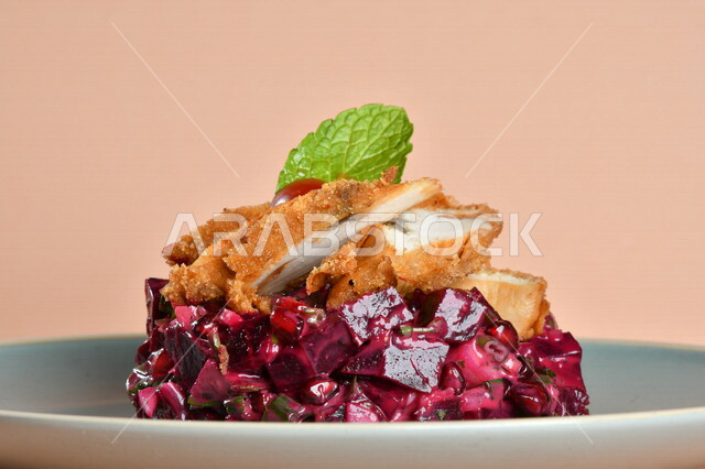 طبق سلطة الملفوف البنفسجي اللذيذ ، مزين بالدجاج المقلي المقرمش ( ناجيتس ) مصورة على خلفية ملونة ، ستيك داجاج ، مقبلات باردة ، اطباق عربية ، ماكولات شرقية ، مقبلات رمضانية ، طبق صحي ومفيد