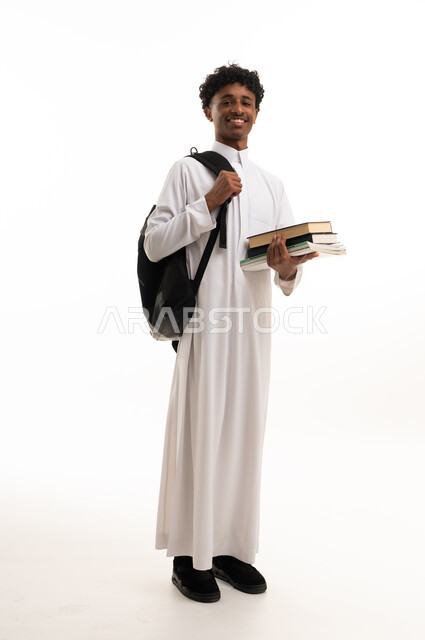 طالب سعودي يحمل حقيبة ظهر وكتب