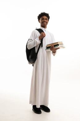 طالب سعودي يحمل حقيبة ظهر وكتب