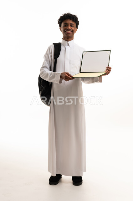 طالب سعودي بالثوب يحمل شهادة تخرج فارغة