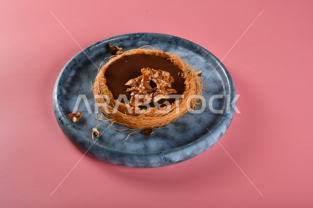 قطعه شهية من حلا الخشخش المحشو بالشوكولاته ، حلويات وسكريات ، قطع الحلوى الشهية ، خلفية ملونة ، التحلاية ، حلا شرقي ، حلويات رمضانية ، حلويات باردة ولذيذة