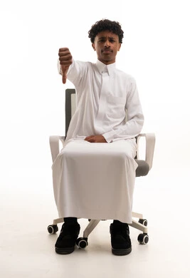 رجل سعودي بالثوب التقليدي يقدم إشارة الرفض