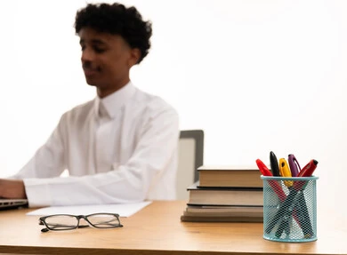 رجل سعودي بالثوب التقليدي يعمل على مكتبه
