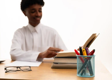 طالب سعودي بالثوب الأبيض يقرأ الكتب