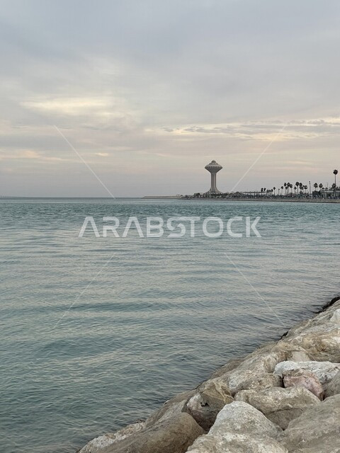 صورة جمالية لبرج الماء في مدينة الخبر ، إطلالة بحرية ساحرة على الكورنيش، جمال و روعة المعالم السياحية الطبيعية في المملكة العربية السعودية