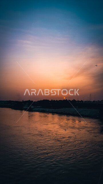 صورة جمالية وقت الغروب على شواطئ جدة ، الواجهة البحرية في مدينة جدة بالمملكة العربية السعودية ، معالم السياحة في السعودية 