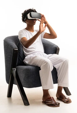 Saudi Man Using VR Headset in Traditional Loungewear