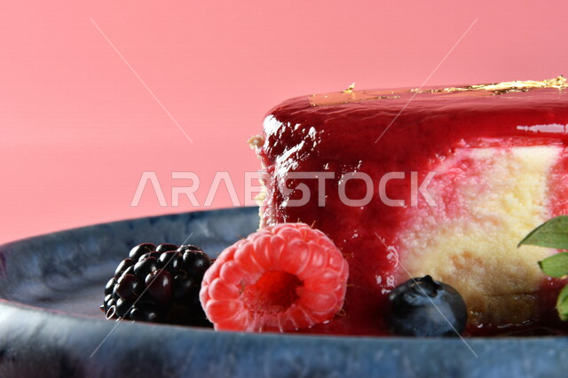 صورة مقربة لطبق من حلا الكيك المزين بقطع الفراولة والتوت البري ، حلا شرقي ، حلويات رمضانية ، حلويات وسكريات ، قطع الحلوى الشهية ، التحلاية ، حلويات باردة لذيذة ، خلفية ملونة