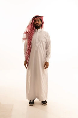 رجل سعودي بالثوب التقليدي على خلفية بيضاء