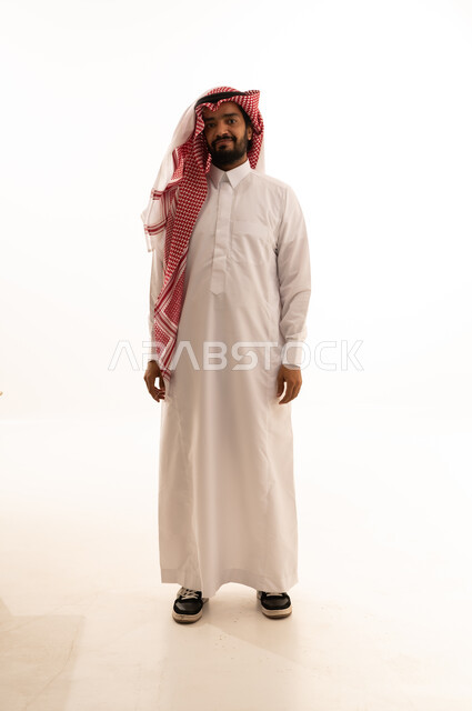 رجل سعودي بالثوب التقليدي والشماغ خلفية بيضاء